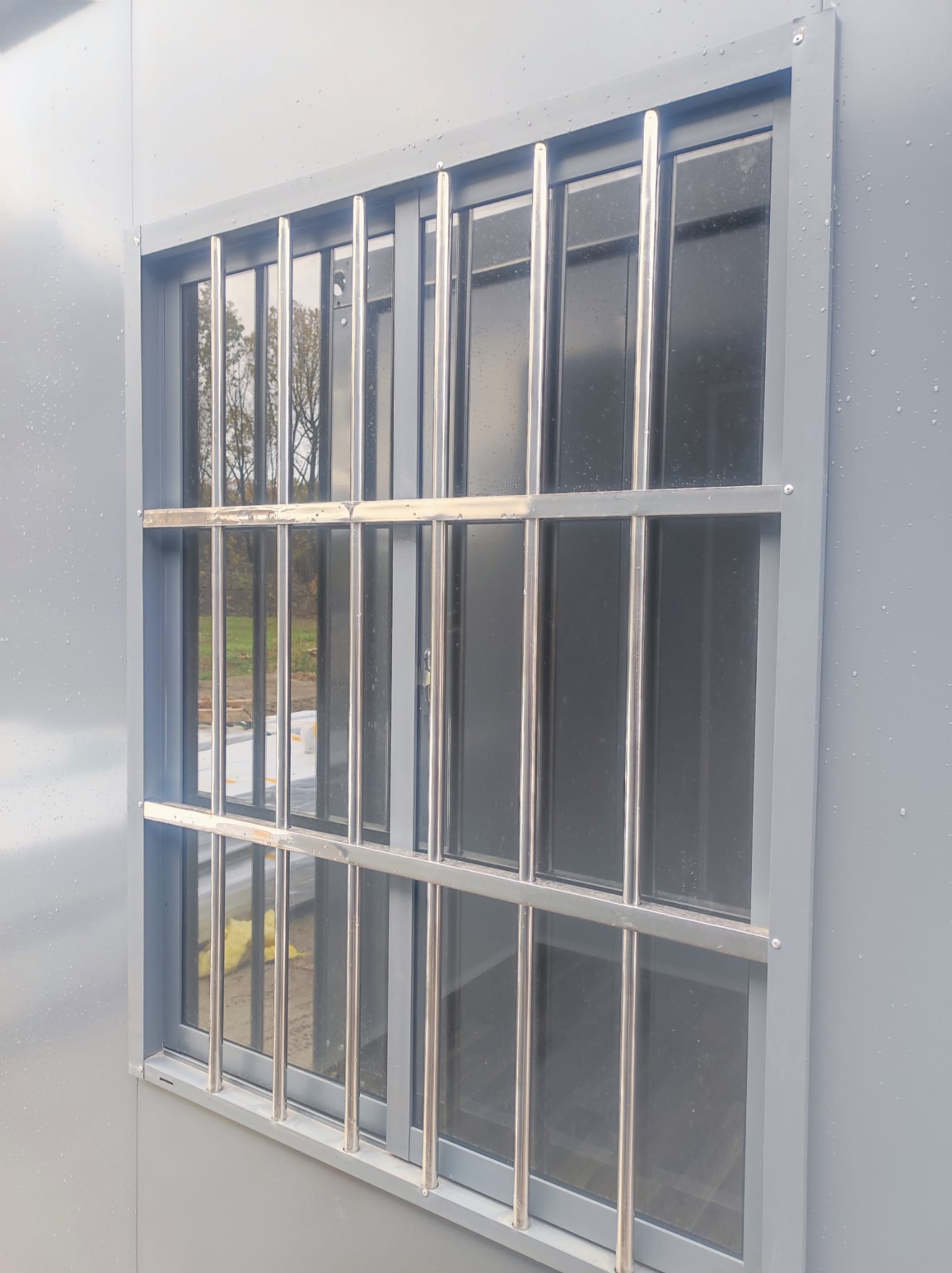 Stavební kontejner 6x2,5 m – elektroinstalace, okna, dveře, mříže - Bílá – detail 3