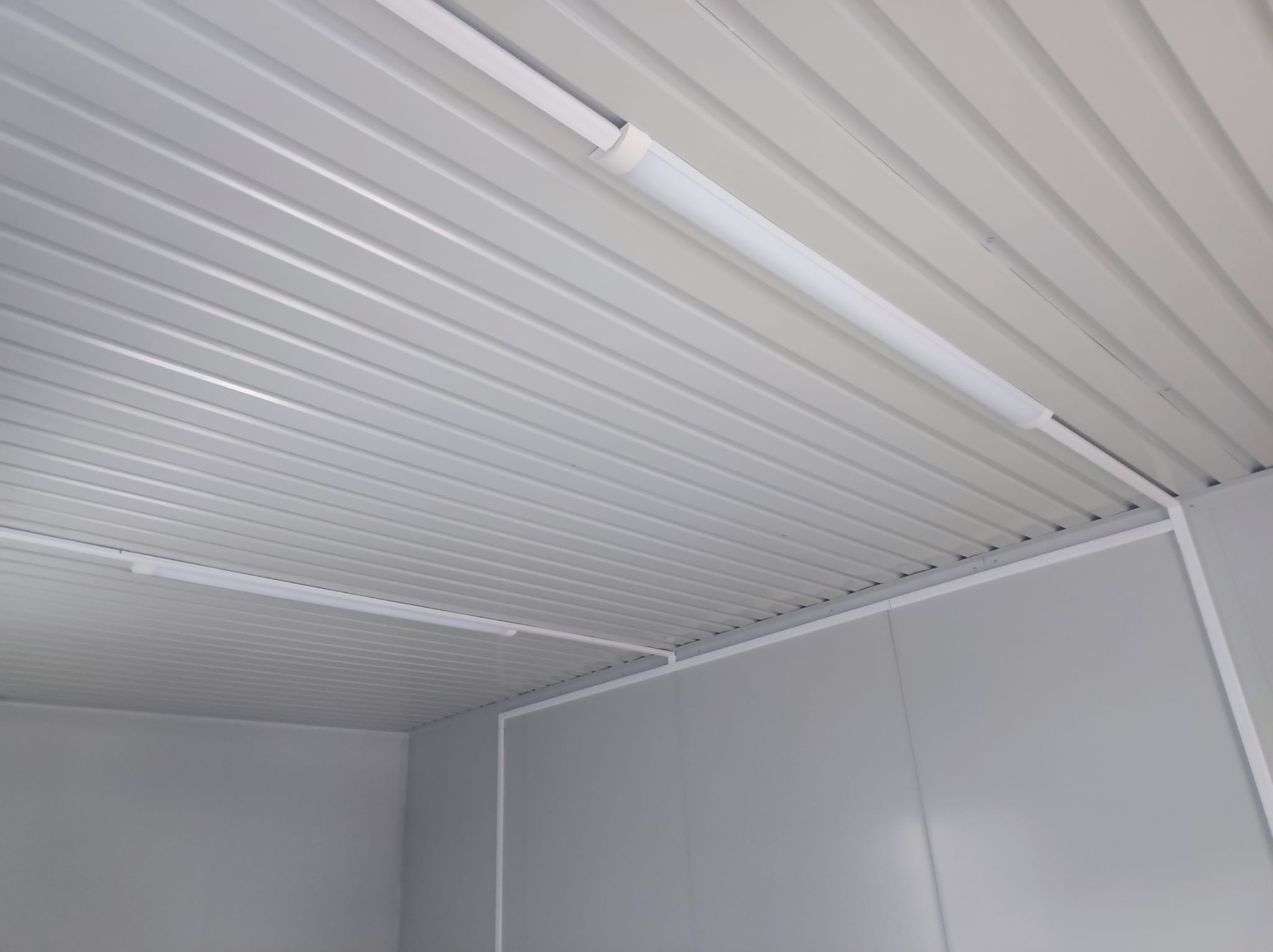 Stavební kontejner 6x2,5 m – elektroinstalace, okna, dveře, mříže - Bílá – detail 2