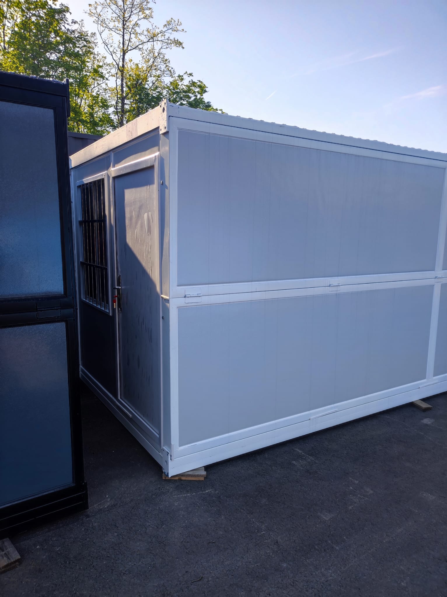 Stavební kontejner 6x2,5 m – elektroinstalace, okna, dveře, mříže - Bílá