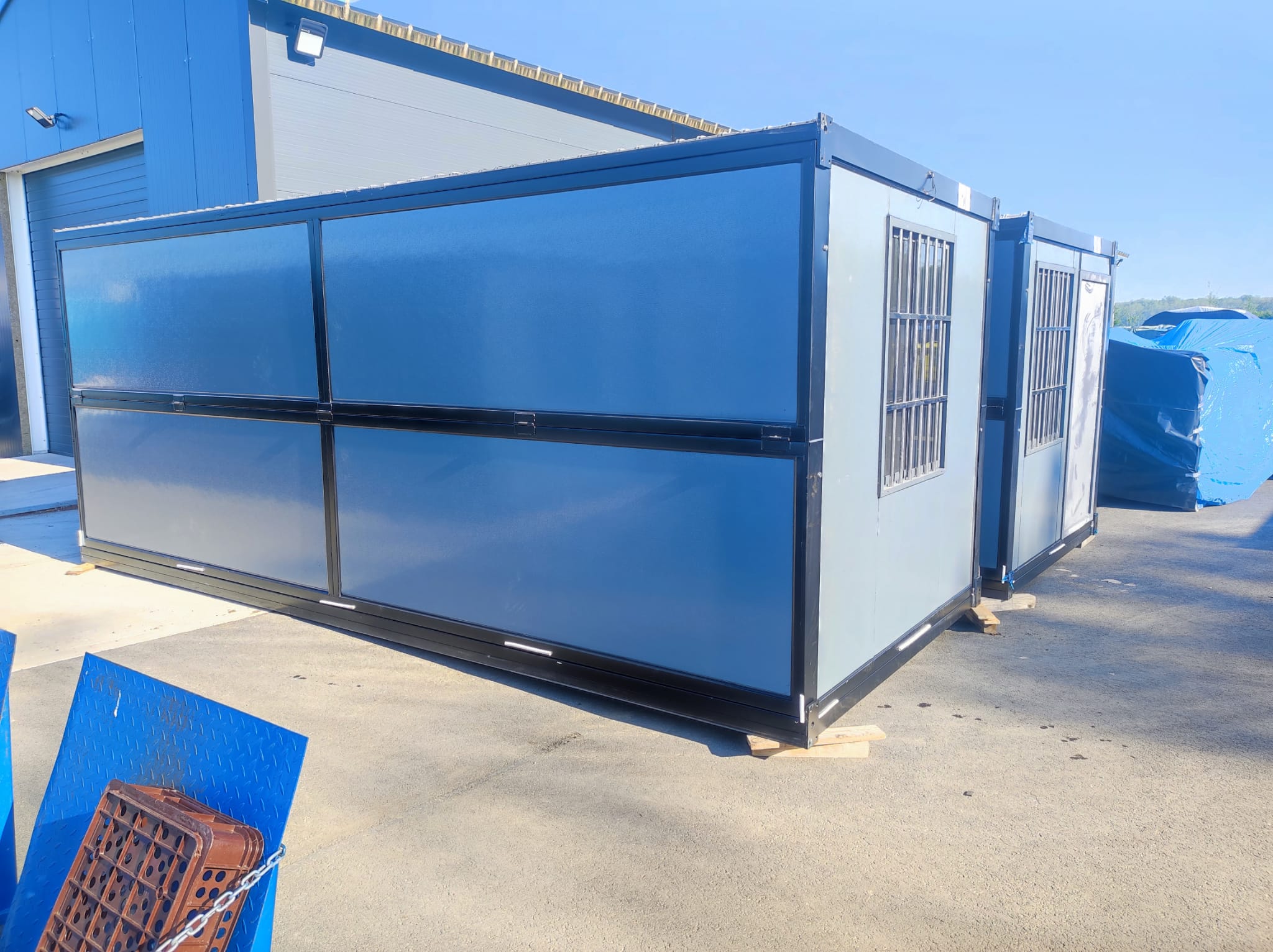 Stavební buňka 6x2,5 m s elektroinstalací, okny a mřížemi – antracitová