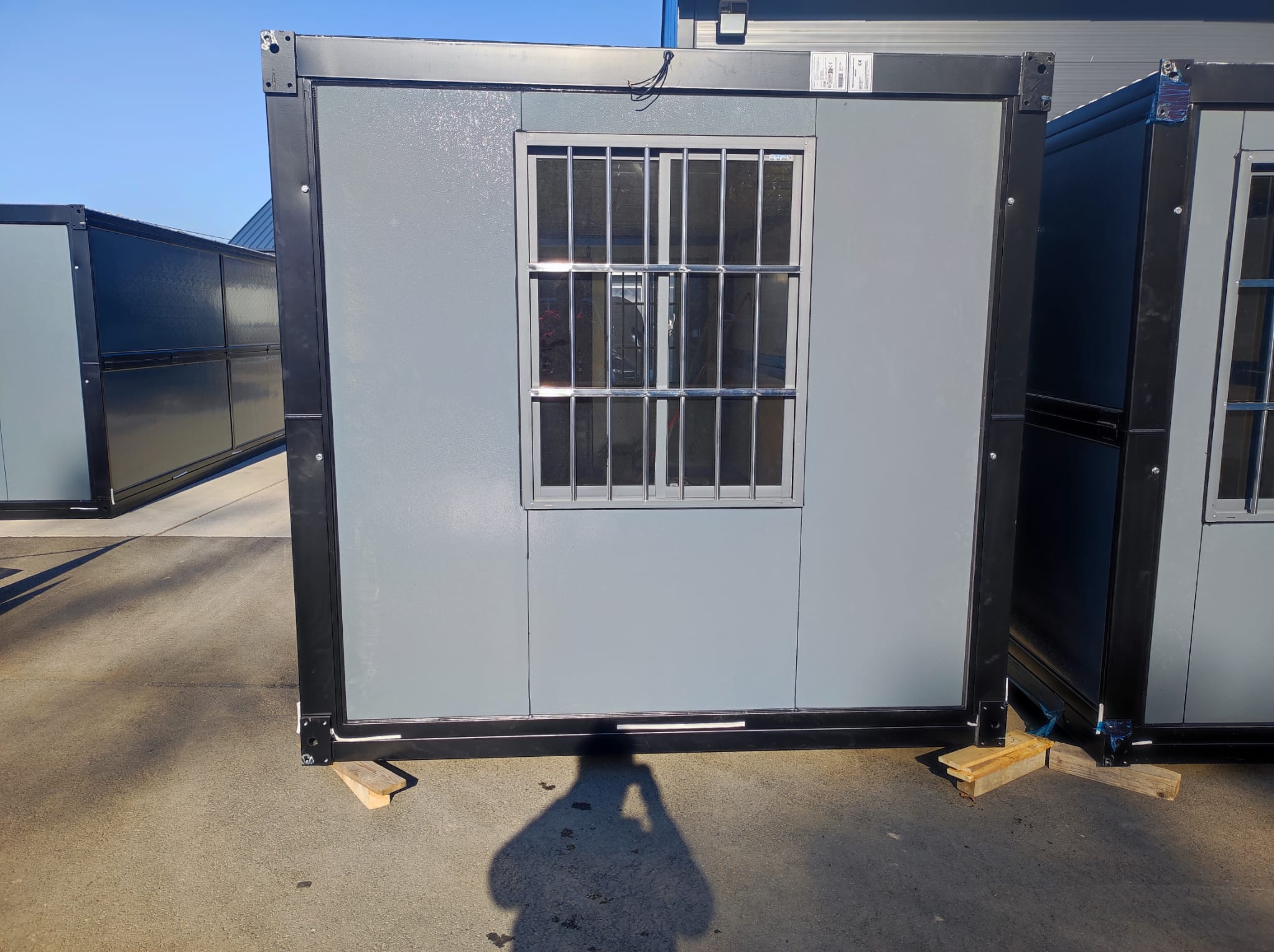 Stavební buňka 6x2,5 m s elektroinstalací, okny a mřížemi – antracitová