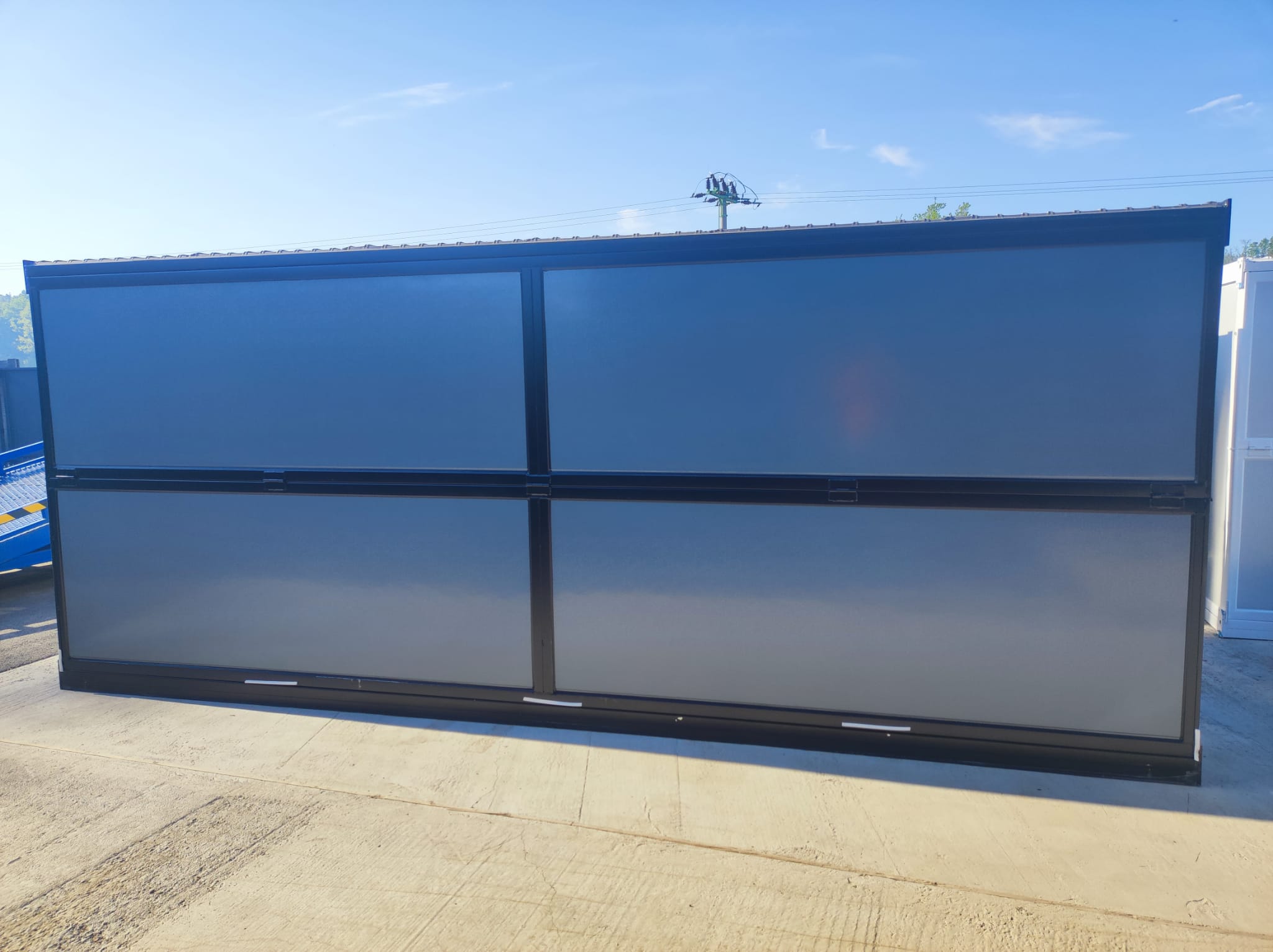 Stavební buňka 6x2,5 m s elektroinstalací, okny a mřížemi – antracitová